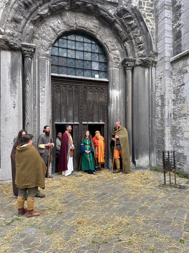 Devant la porte de coté de la Cathédrale de Tournai, quelques figurants en costumes pour l'histoire de Clovis Premier.